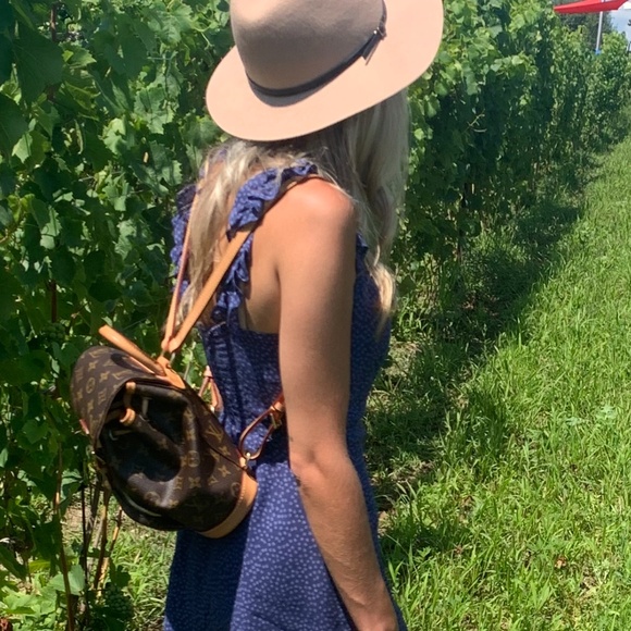 Louis button backpack smallest size! - Picture 4 of 4